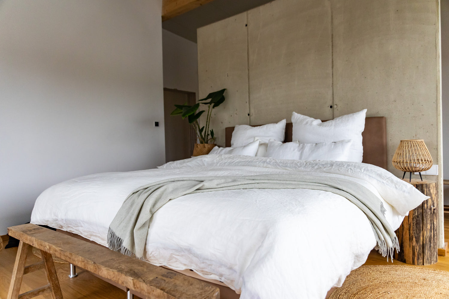 Leinenbettwäsche und Baumwollteppiche für eine gesunde Schlaf-Umgebung